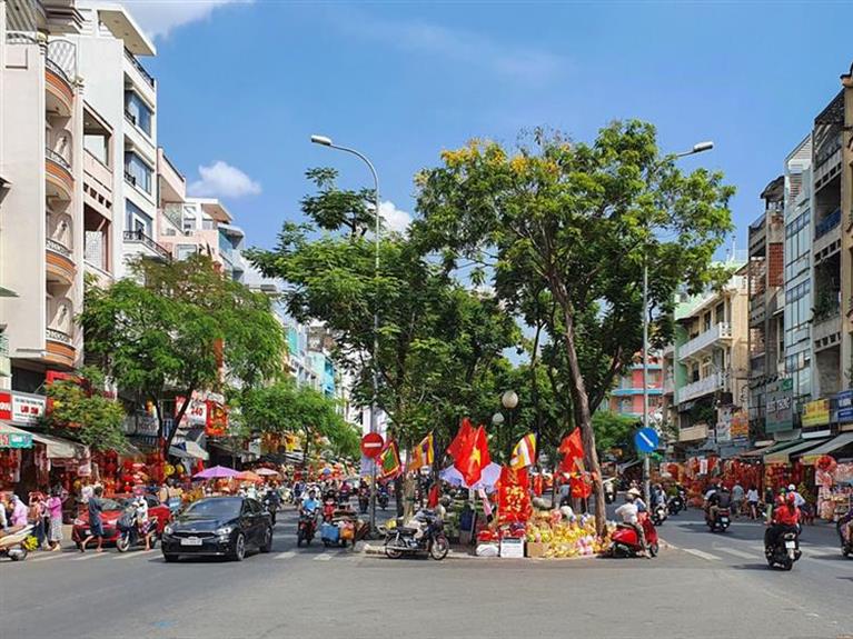 Saigonese Descend On Tet Merch Street