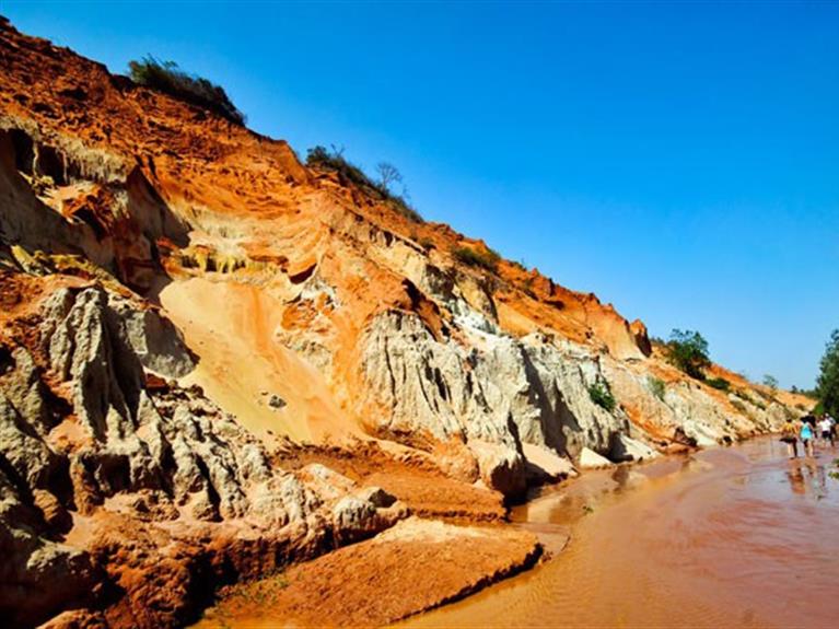 SUNRISE IN MUI NE SAND DUNES