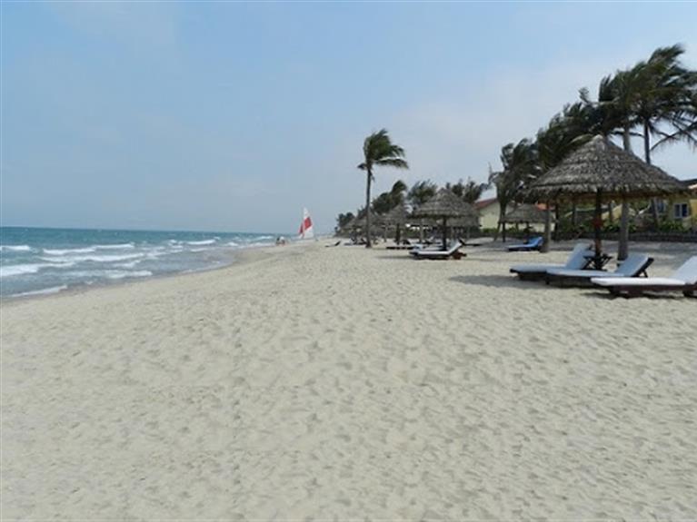 Quang Nam reopens public beaches, receives tourists to Hoi An